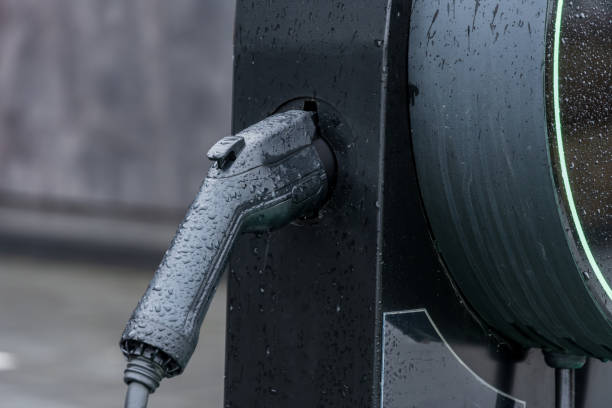 cargar el coche eléctrico cuando está lloviendo