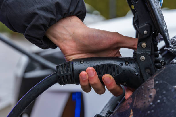cargar el coche eléctrico cuando está lloviendo